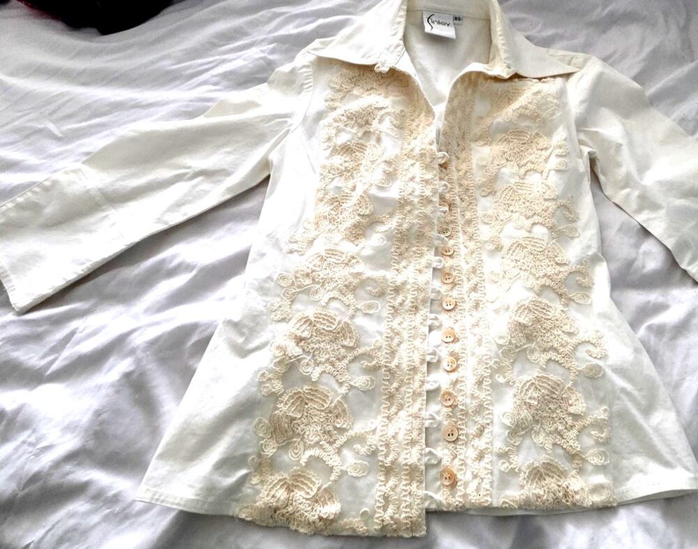 Finley Intricately Embroidered Lace Blouse Cream Off-White Button Down XS EUC